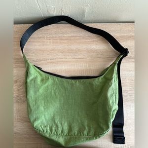 Baggu- Medium Crescent in Green Apple.